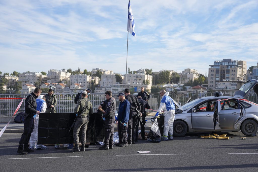 Συναγερμός στην Ιερουσαλήμ – Μία νεκρή και οκτώ τραυματίες από επίθεση ενόπλων