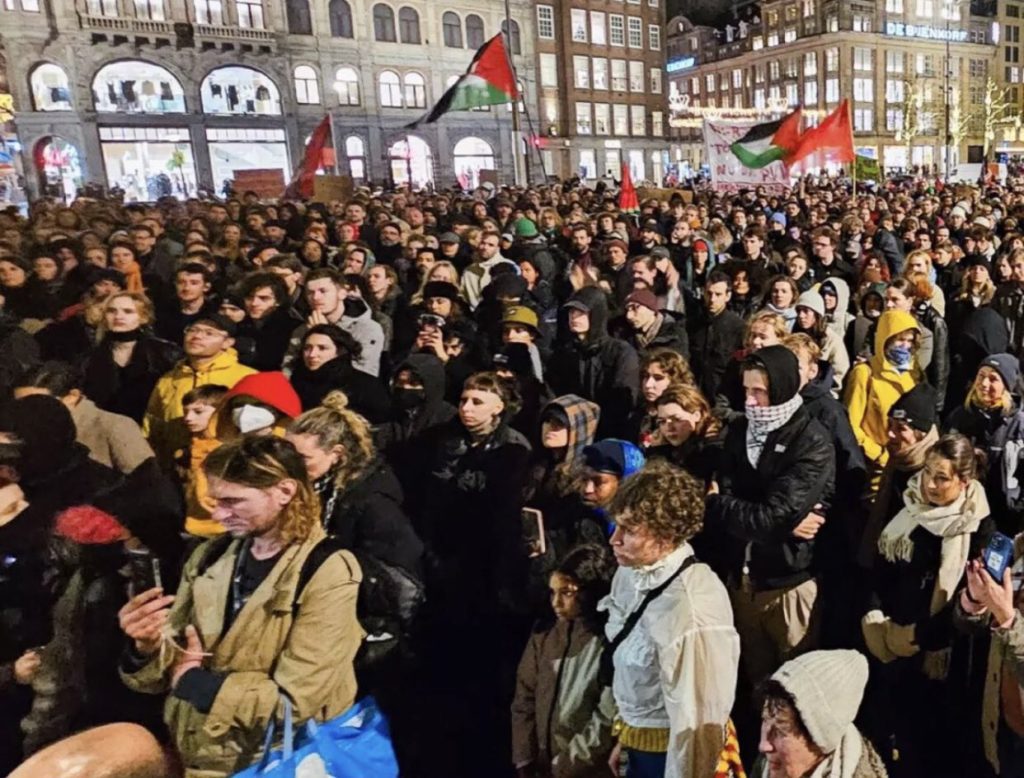 Ολλανδία: Διαδηλώσεις υπέρ των προσφύγων μετά τη νίκη του ισλαμοφοβικού Γκέερτ Βίλντερς
