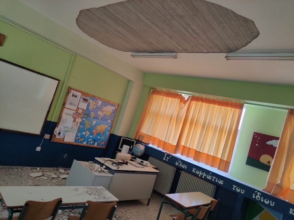 Αιγάλεω: Κατέρρευσε ταβάνι στο 19ο δημοτικό σχολείο – Από θαύμα γλίτωσαν μαθητές (Video & Photos)