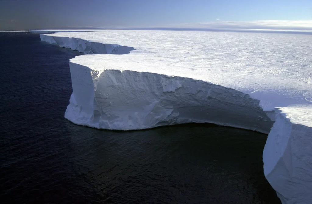 Το μεγαλύτερο παγόβουνο του κόσμου κινείται μετά από 30 χρόνια