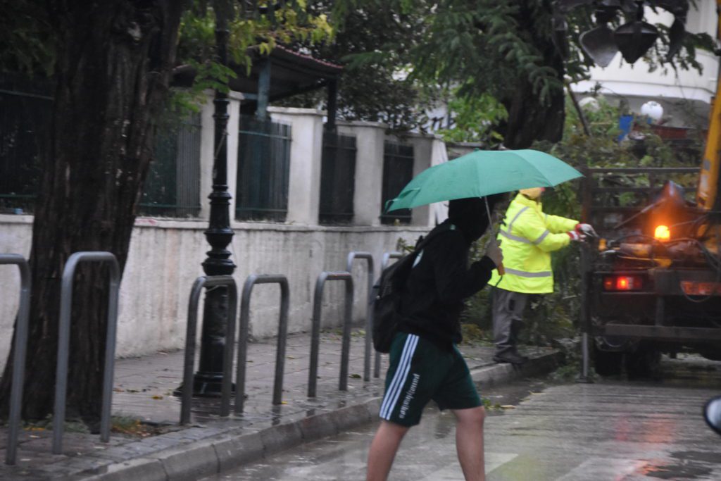 Καιρός: Πού θα χτυπήσουν τις επόμενες ώρες ισχυρές βροχές κατηγορίας 4 – Πότε πέφτει έως 10 βαθμούς η θερμοκρασία (χάρτες)