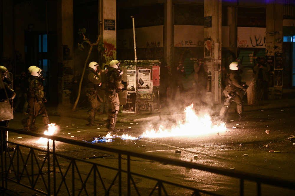 Εξάρχεια: Επιθέσεις με βόμβες μολότοφ κατά αστυνομικών δυνάμεων