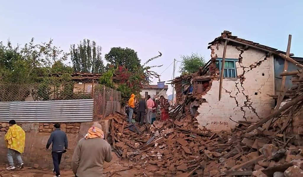 Νεπάλ: Τουλάχιστον 128 νεκροί από τον σεισμό των 6,4 Ρίχτερ (Video)