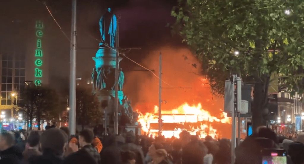 Δουβλίνο: Πώς οι φήμες για την ταυτότητα του δράστη έκαψαν την πόλη – Φόβοι για νέο ακροδεξιό πογκρόμ
