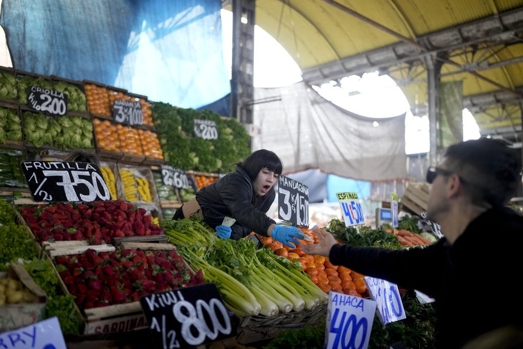 Αργεντινή: Ανεξέλεγκτες αυξήσεις μετά τη νίκη του ακροδεξιού Χαβιέρ Μιλέι