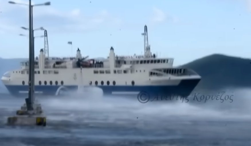 Αίγινα: Η αποτυχημένη προσπάθεια του πλοίου «Αχαιός» να δέσει στο λιμάνι (Vid)