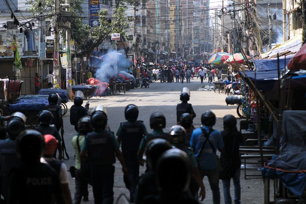 Μπανγκλαντές: Νέες συγκρούσεις μεταξύ της αστυνομίας και εργατών στις βιοτεχνίες ενδυμάτων