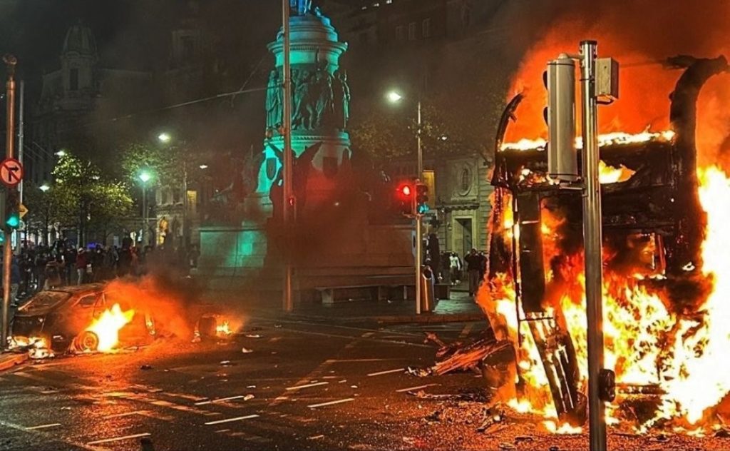 Δουβλίνο: Πρωτοφανείς ταραχές μετά την επίθεση με μαχαίρι – «Ασυνήθιστη έκρηξη βίας»