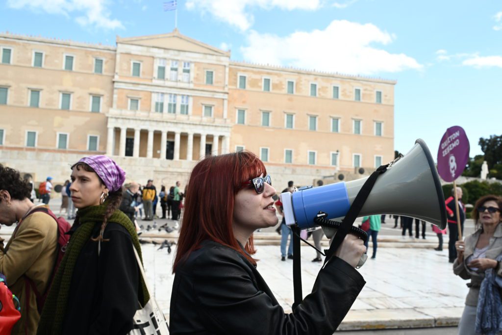 Εμφυλη βία: Μεγάλη και δυναμική διαδήλωση στην Αθήνα (εικόνες)