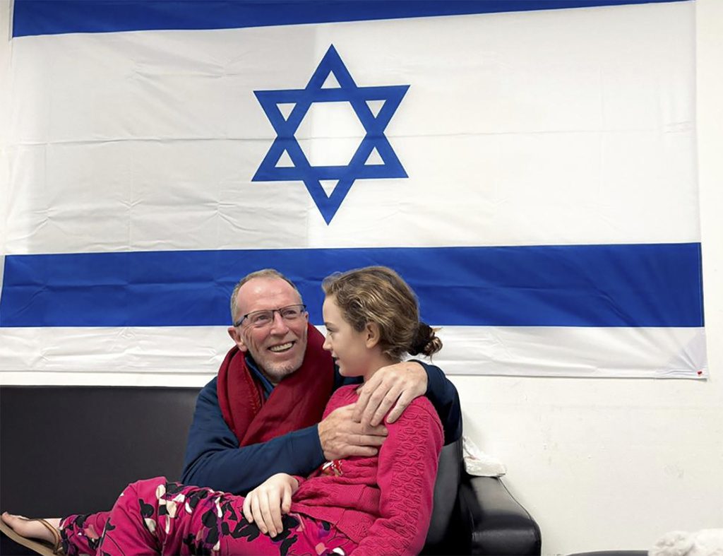 Ισραήλ: Ελεύθερη η 9χρονη Έμιλι – Ο πατέρας της την θεωρούσε νεκρή (video)