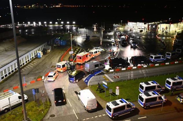 Γερμανία: Συνεχίζεται το θρίλερ με ένοπλο που κρατά όμηρο ένα παιδί στο αεροδρόμιο του Αμβούργου
