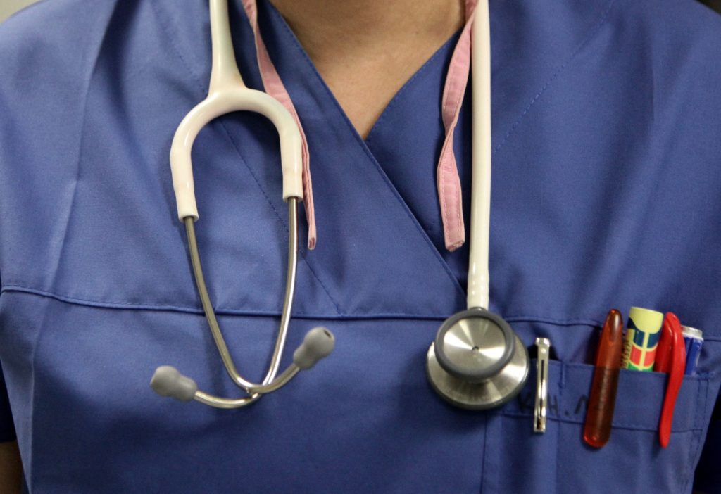 Συνήγορος του Πολίτη: «Η απαγόρευση μαντίλας σε νοσηλεύτρια δεν είναι θρησκευτική διάκριση αλλά προστασία της δημόσιας υγείας»