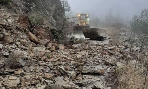 Βροχές και κατολισθήσεις στην Ηπειρο, δασική πυρκαγιά στην Τρίπολη