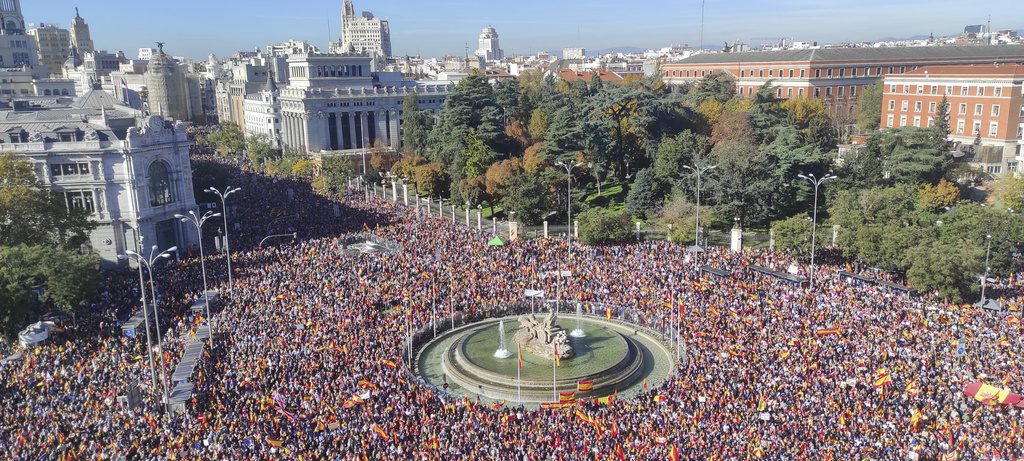Ισπανία: Ογκώδης διαδήλωση κατά Σάντσες για την αμνηστία τους καταλανούς αυτονομιστές (Vid)