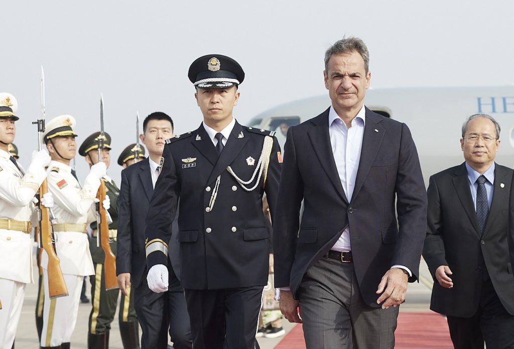 Χωρίς γραβάτα και ανέμελος στην Κίνα ο Μητσοτάκης – Ποιανού στιλ υιοθετεί;