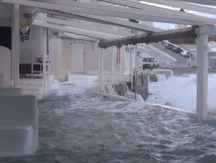 Μύκονος: «Πνίγηκε» η μικρή Βενετία από τις βροχές και τα μεγάλα κύματα (Video)