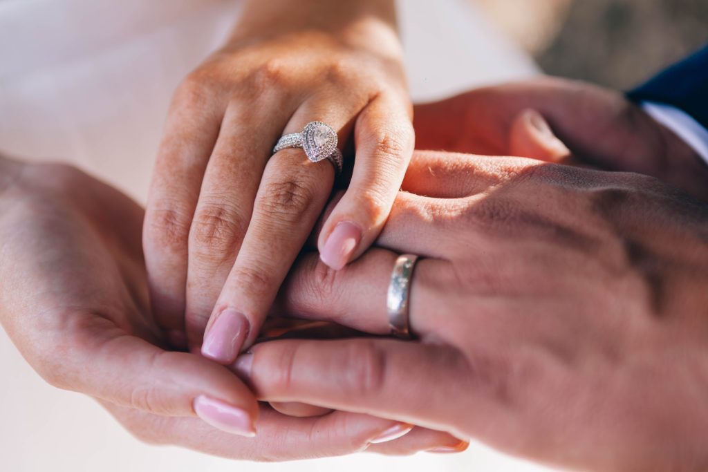 Απίστευτο και όμως αληθινό: Δήμος της Αττικής δίνει… προίκα για γάμο σε γυναίκες