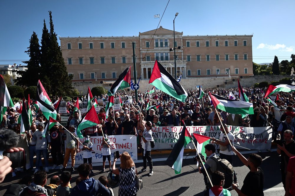 Σύνταγμα: Μεγάλη συγκέντρωση και συναυλία αλληλεγγύης στον παλαιστινιακό λαό (photo/video)