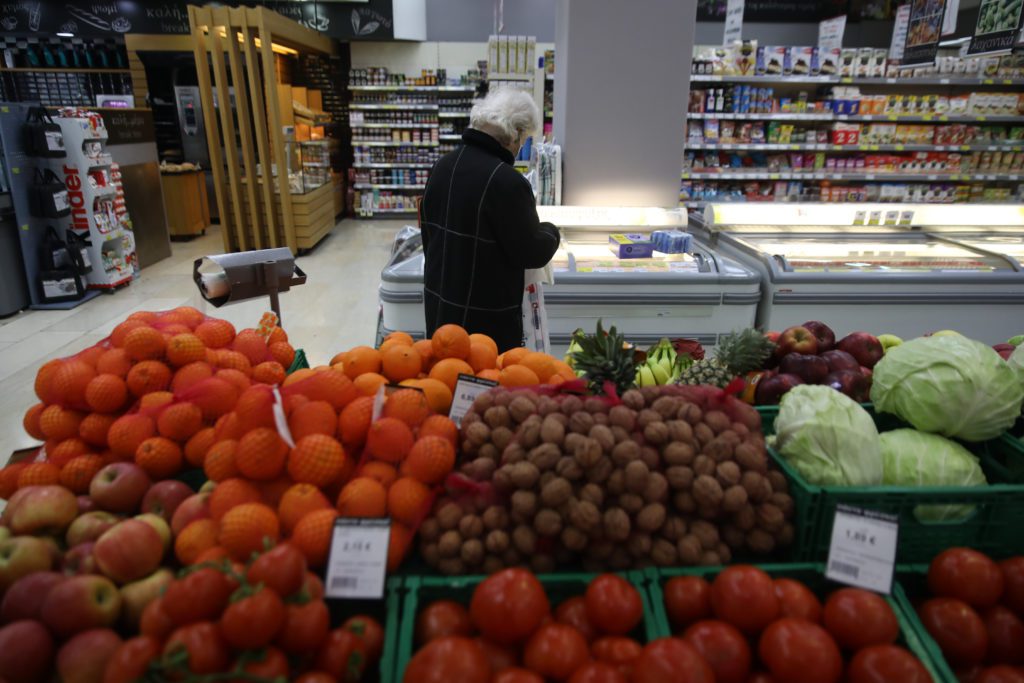 ΕΛΣΤΑΤ: Αυξήσεις φωτιά σε τρόφιμα με «πρωταγωνιστές» λάδι, φρούτα και αναψυκτικά