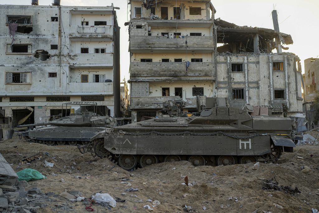 Μέση Ανατολή: Ισραηλινά άρματα μάχης στις πύλες του βασικού νοσοκομείου της Γάζας