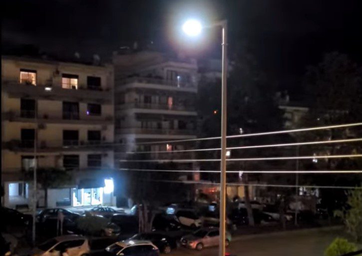 Θεσσαλονίκη: Βλάβη στον φωτισμό μετέτρεψε μία γειτονιά σε… ντίσκο (Video)