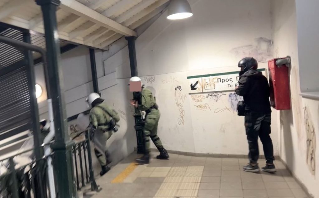 Μοναστηράκι – Αυτόπτης μάρτυρας: Τα ΜΑΤ άφηναν ακροδεξιούς, τους προσπερνούσαν και έπιαναν τραυματίες (Video)
