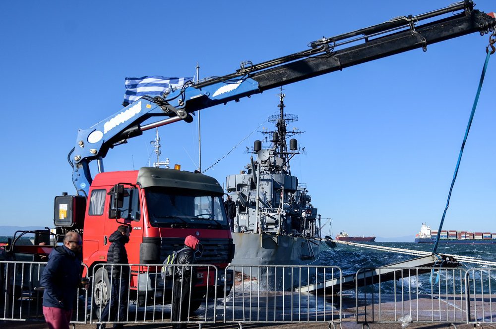 «Βέλος»: Όψιμο κρατικό ενδιαφέρον για το ιστορικό πλοίο – Εστειλαν γερανό και δύτη για να μη βουλιάξει (Vid)