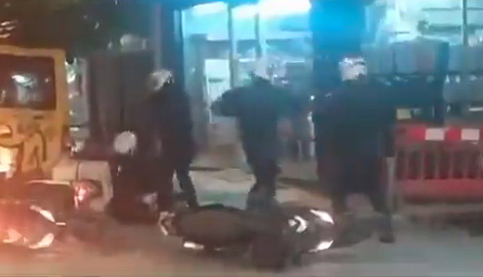 Πλατεία Βικτωρίας: Αστυνομικοί χτυπούν για ώρα διαδηλωτή που βρίσκεται στο έδαφος (Video)