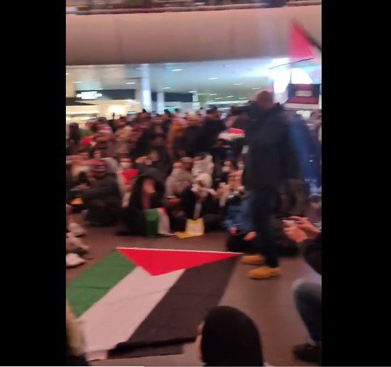 Λονδίνο: Συγκέντρωση αλληλεγγύης στον Παλαιστινιακό λαό σε σταθμό μετρό (Video)