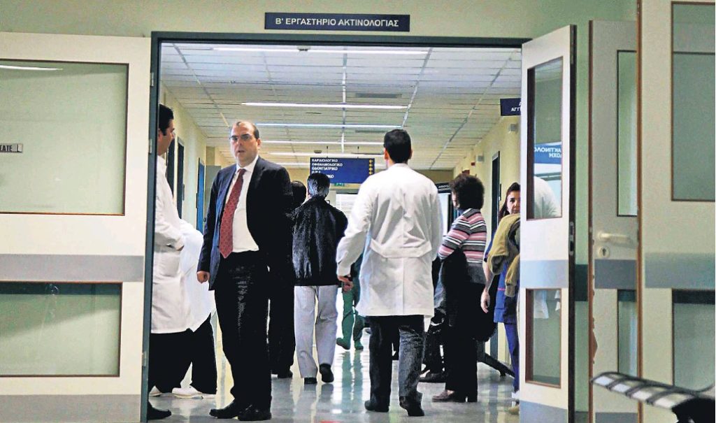 Γαλάζια… αριστοκρατία στήνει η Κεραμέως στα νοσοκομεία