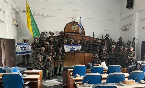 Γαζα: Ο Ισραηλινός στρατός υποστηρίζει ότι υψώσε την ισραηλινή σημαία στο «κοινοβούλιο» της Χαμάς (Photo)