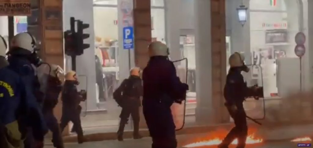 Πάτρα: Επεισόδια στην πορεία για το Πολυτεχνείο – Μολότοφ και δακρυγόνα στο κέντρο (Video)