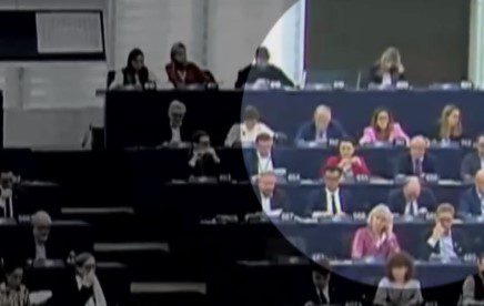 Ευρωβουλή: Καϊλή και Γεωργούλης σε διπλανά έδρανα, χωρίς να ανταλλάξουν κουβέντα