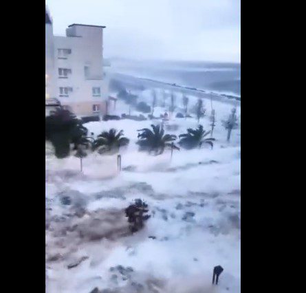Καταιγίδες στη Μαύρη Θάλασσα: Σοκαριστικό βίντεο με τεράστια κύματα μέχρι τα μπαλκόνια πρώτου ορόφου πολυκατοικιών – 3 νεκροί