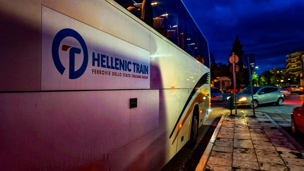 Η εγκατάλειψη: Η διαδρομή Θεσσαλονίκη – Αθήνα με λεωφορείο και τρένο (Photos – Videos)