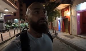 Ομόνοια: «Είναι τα ναρκωτικά νόμιμα εδώ;» &#8211; Youtuber τα&#8230; χάνει με όσα βλέπει (Video)