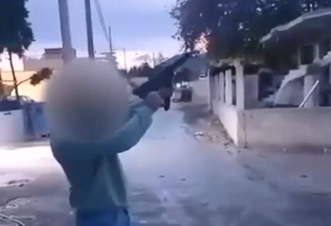 Μέγαρα: Βίντεο ντοκουμέντο από πυροβολισμούς με αυτόματα όπλα δίπλα σε σπίτια – Μία σύλληψη