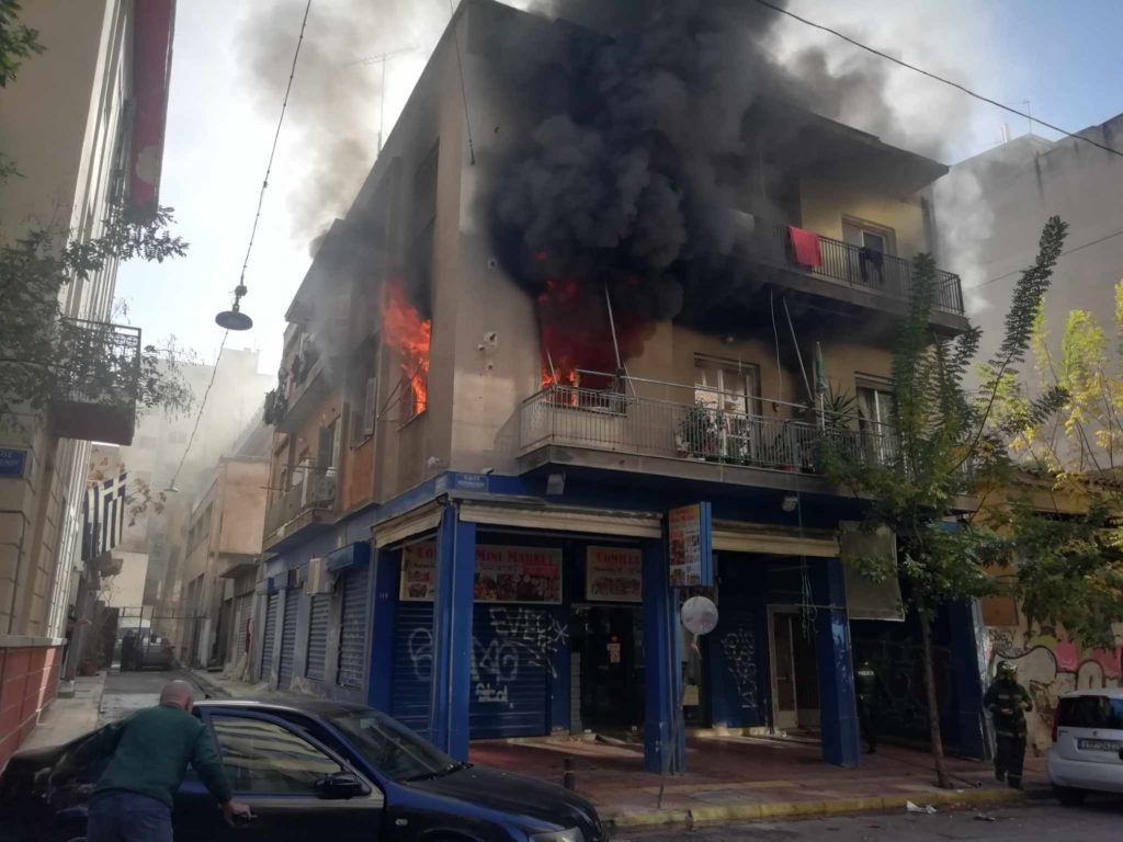Πυρκαγιά σε διαμέρισμα στο κέντρο της Αθήνας – Απεγκλωβίστηκε μία γυναίκα (Photos-Videos)