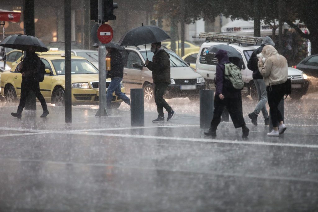 Καιρός: Βροχές και καταιγίδες μέχρι το απόγευμα – Ποιες περιοχές θα επηρεαστούν – LIVE η εξέλιξη των φαινομένων