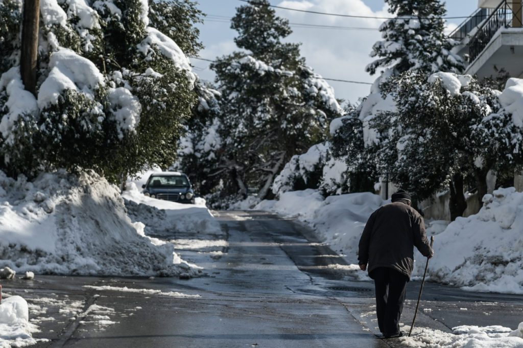 Καιρός: Χειμωνιάτικο τριήμερο με χιόνια, καταιγίδες και κρύο – Πώς θα εξελιχθούν τα φαινόμενα (LIVE)