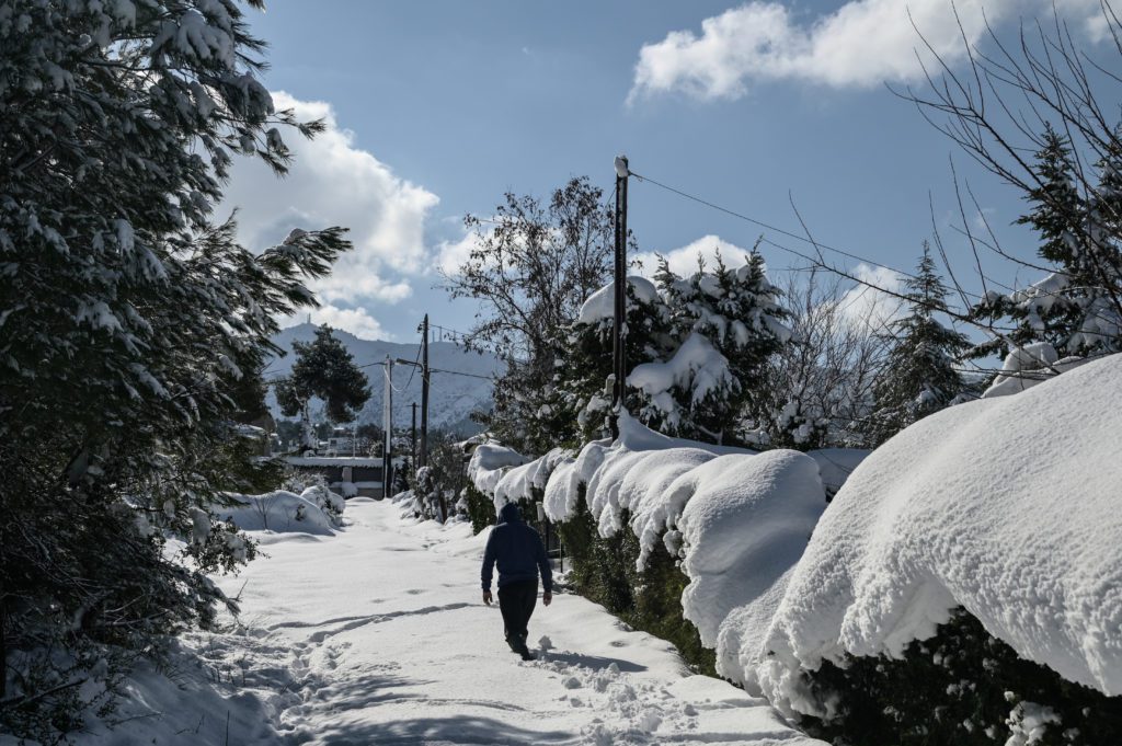 Καιρός-Έκτακτο δελτίο ΕΜΥ: Καταιγίδες, χιόνια και τσουχτερό κρύο – Ποιες περιοχές θα επηρεαστούν (LIVE)