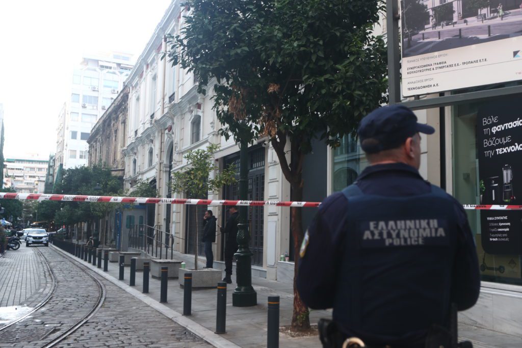 Θεσσαλονίκη: Νεαρή εντοπίστηκε νεκρή στην άκρη του δρόμου – Τα σενάρια