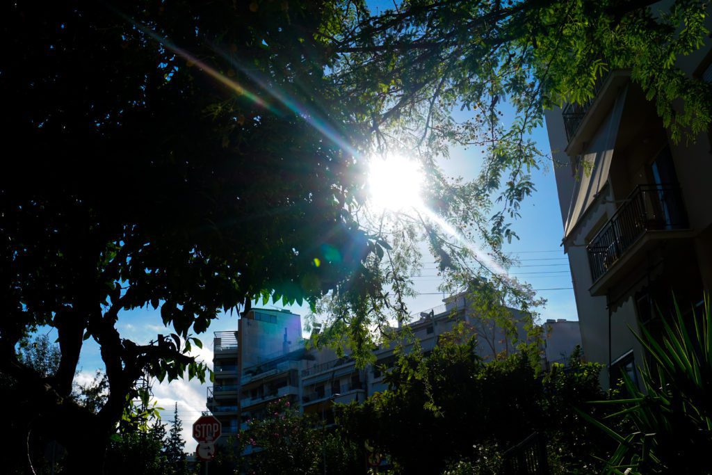 Καιρός: Βαθιά άνοιξη το επόμενο 48ωρο και έπειτα…. ψυχρή εισβολή – Η τάση μέχρι τα Χριστούγεννα (LIVE)