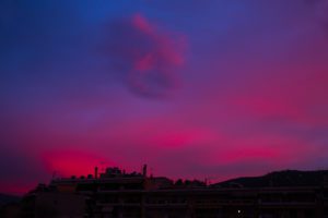 Εντυπωσιακές εικόνες στη Δράμα: Το «βόρειο Σέλας» έβαψε τον ουρανό φούξια (Photo)