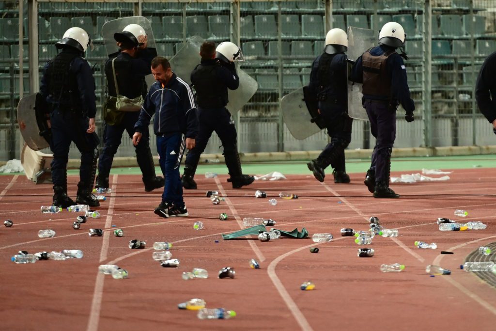 Θρίλερ, αποβολές, διακοπή και δακρυγόνα στον Βόλο (2-2 με τον Ολυμπιακό)