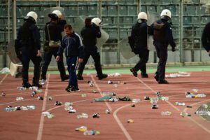 Θρίλερ, αποβολές, διακοπή και δακρυγόνα στον Βόλο (2-2 με τον Ολυμπιακό)