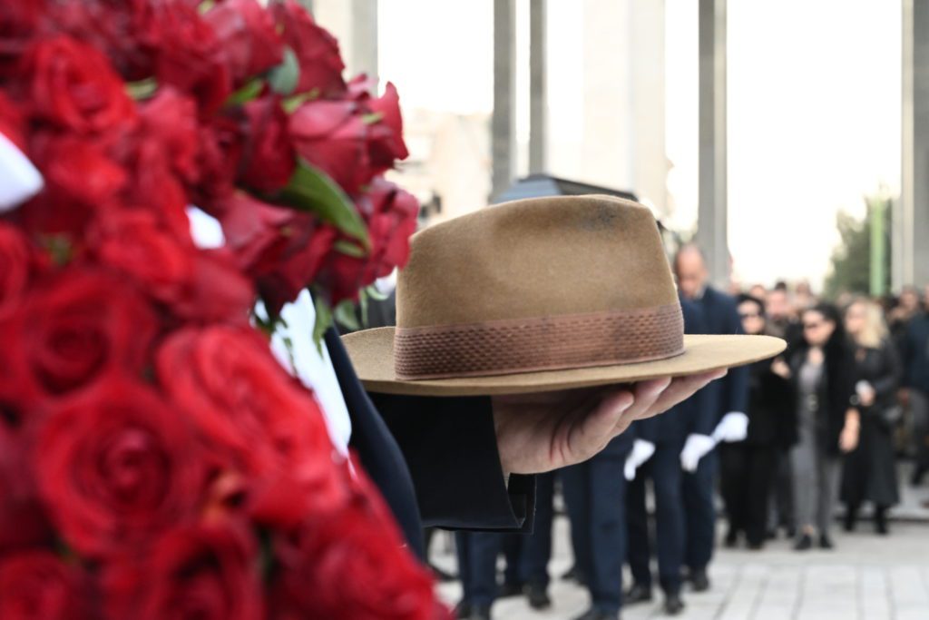 Συγκίνηση στην κηδεία του εμβληματικού συγγραφέα Βασίλη Βασιλικού – Προκλητική η απουσία της Λίνας Μενδώνη (Photo)