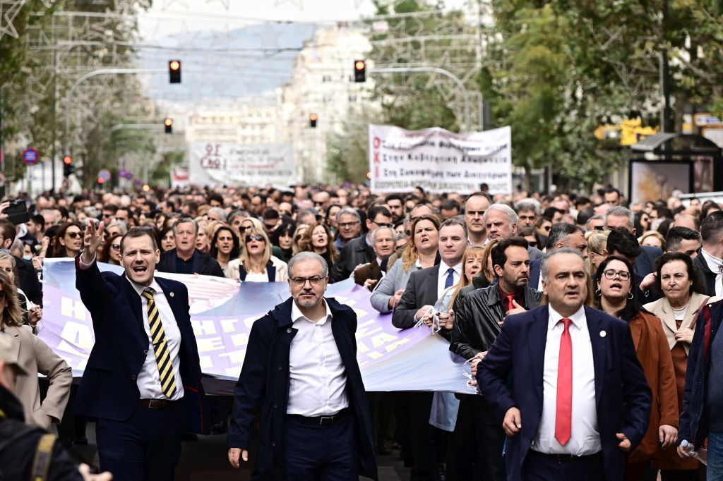 Στους δρόμους ξανά οι ελεύθεροι επαγγελματίες ενάντια στο Φορολογικό νομοσχέδιο – Χωρίς ταξί η Αθήνα (Photos)