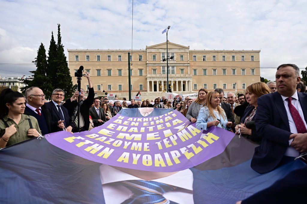 Βουλή: Η Επιστημονική Υπηρεσία τινάζει το φορολογικό νομοσχέδιο στον «αέρα»