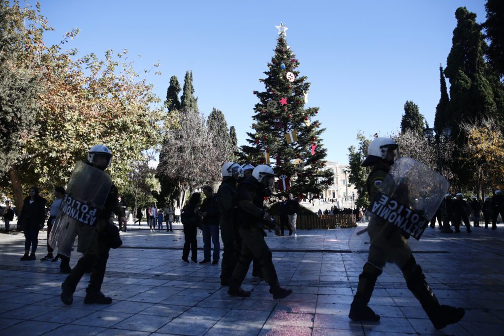 Γρηγορόπουλος: Δεκαπέντε χρόνια μετά τα ΜΑΤ φυλάνε το χριστουγεννιάτικο δέντρο